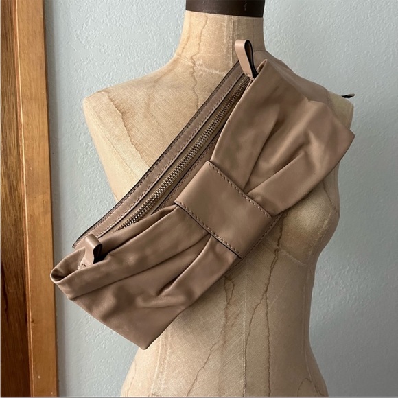 ISO Valentino bow belt bag In black or tan - Picture 2 of 2